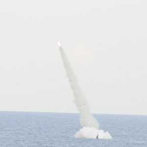 غواصة مصرية تطلق صاروخا أثناء التدريبات