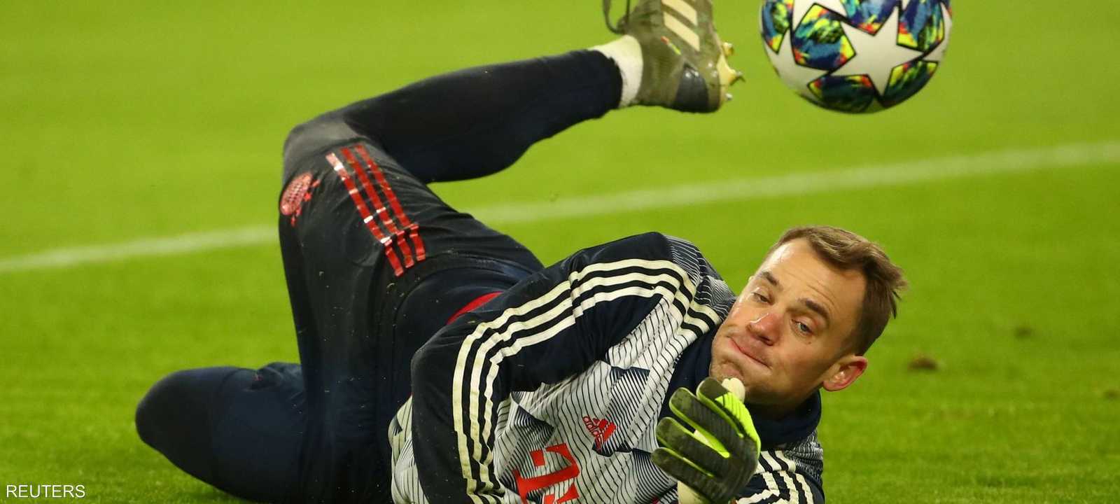 حارس مرمى البايرن مانويل نوير خلال فترة الإحماء قبل المباراة