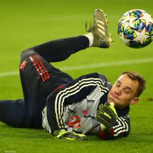 حارس مرمى البايرن مانويل نوير خلال فترة الإحماء قبل المباراة