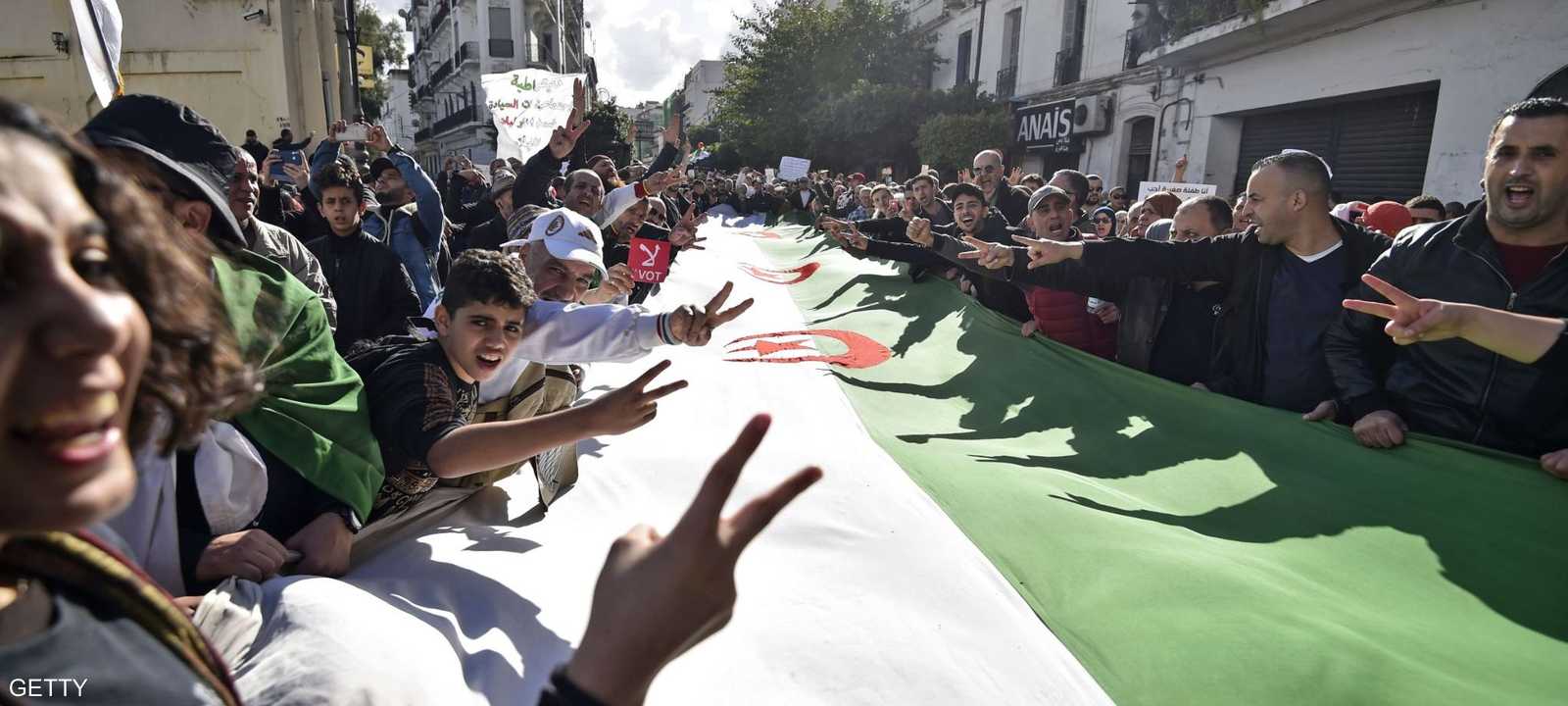 شهدت الجزائر احتجاجات عارمة أطاحت بالرئيس عبدالعزيز بوتفليقة