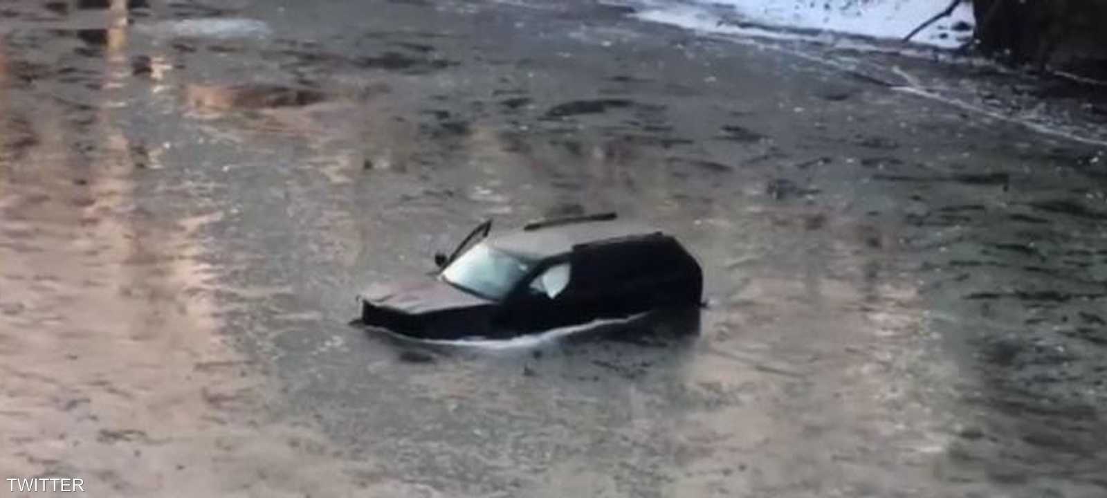 لحظة غرق السيارة في النهر المتجمد