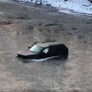 لحظة غرق السيارة في النهر المتجمد