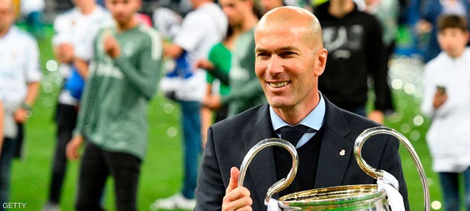زيدان حمل كأس البطولة بعد الانتصار على ليفربول