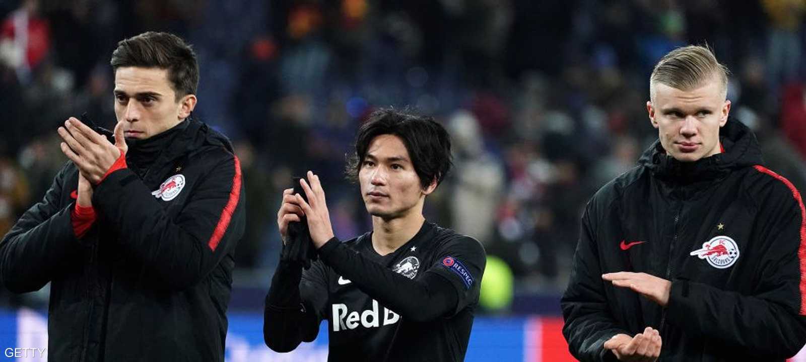 مينامينو (وسط) يحيي الجماهير بعد قمة ليفربول