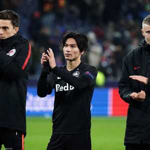 مينامينو (وسط) يحيي الجماهير بعد قمة ليفربول