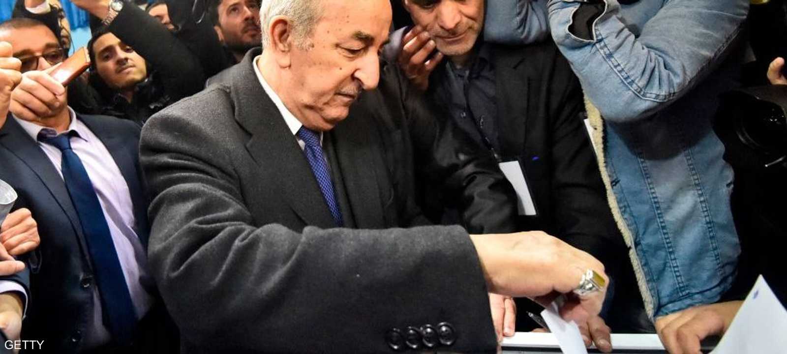 مرشح الرئاسة الجزائرية عبد المجيد تبون يدلي بصوته