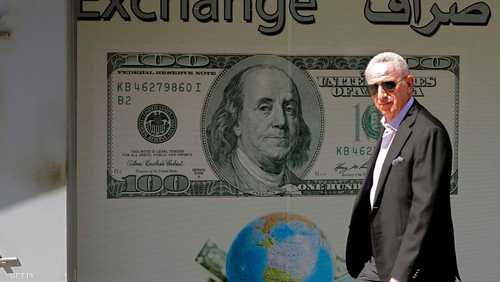 لبناني يمر بمحاذاة مكتب صرافة في بيروت