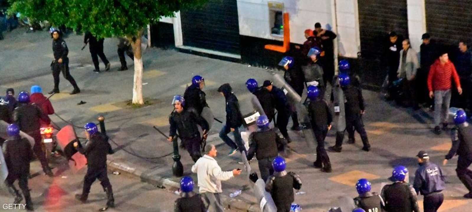 جانب من المواجهات في شوارع الجزائر