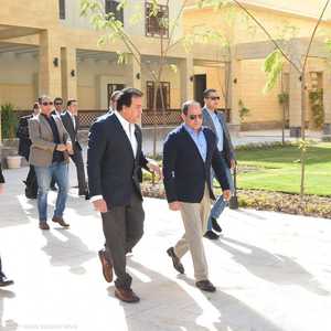 الرئيس المصري أثناء تفقده لجامعة الملك سلمان في جنوب سيناء