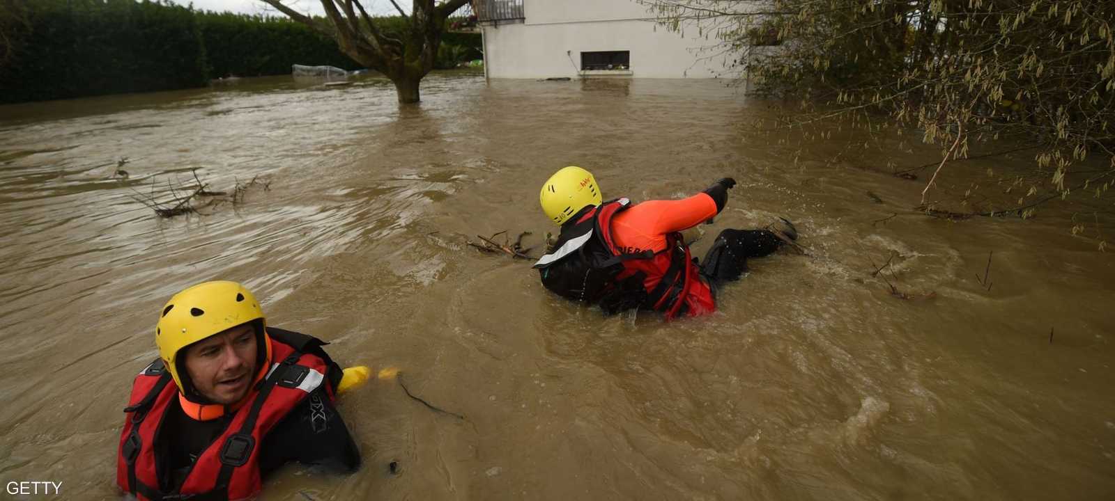 فرق الإنقاذ الفرنسية تواصل عملها خلال سوء الأحوال ا لجوية