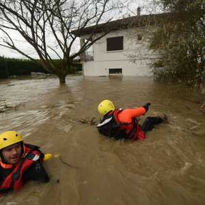 فرق الإنقاذ الفرنسية تواصل عملها خلال سوء الأحوال ا لجوية