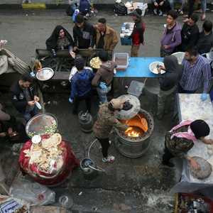 إعداد الطعام للمتظاهرين أصبح ركنا أساسيا في ساحات الاعتصام