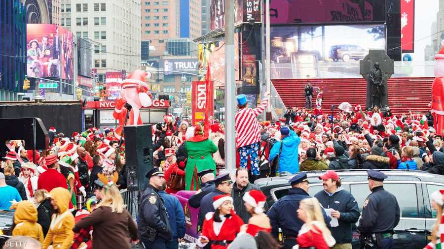 الأمطار لم تمنع المئات من الاحتفال بيوم ارتداء زي بابا نويل.