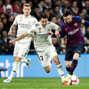 الجماهير تنتظر مباراة نارية بين برشلونة وريال مدريد