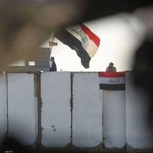 قوات أمنية تتابع المتظاهرين