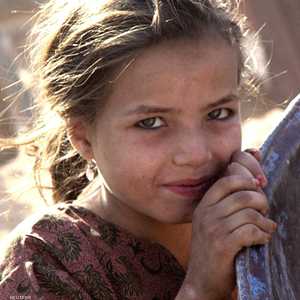 طفلة أفغانية في إحدى مخيمات اللجوء بأفغانستان