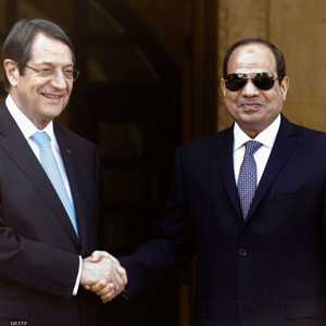 السيسي مصافحا أنستسيادس في لقاء سابق