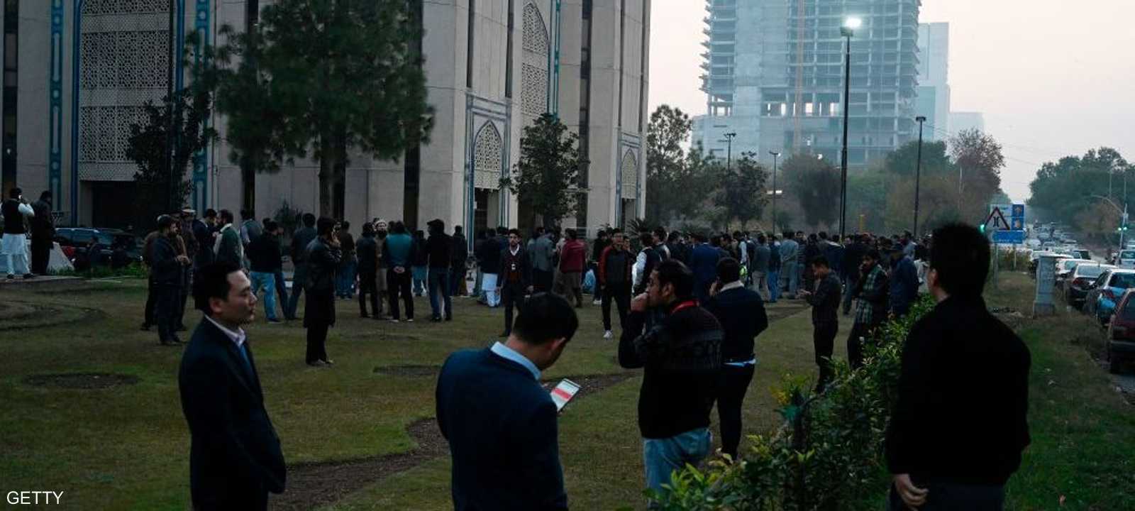 المواطنون في الشوارع بعد الزلزال