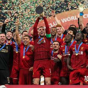 القائد هيندرسون يرفع كأس البطولة