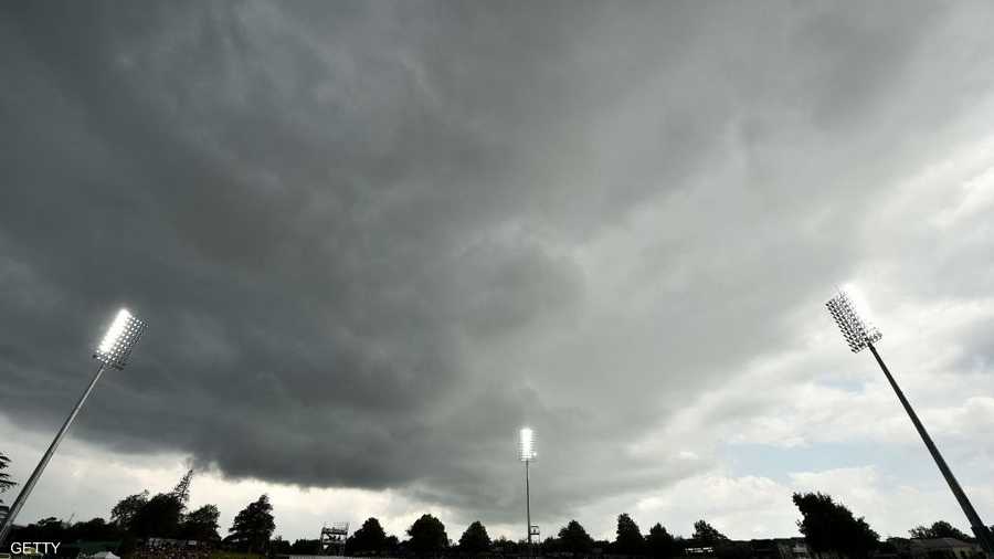 الغيوم الكثيفة تخيم على أجواء بريطانيا وتنذر بأمطار غزيرة خلال فترة الأعياد.
