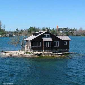 الجزيرة تملكها عائلة منذ خمسينيات القرن الماضي.