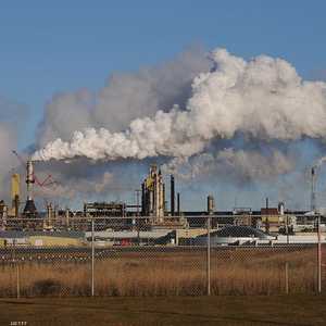 صورة أرشيفية لمنشأة نفطية