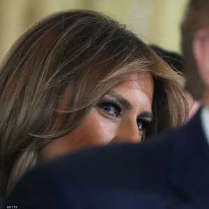 ميلانيا تقف خلف زوجها خلال إحدى المناسبات في البيت الأبيض