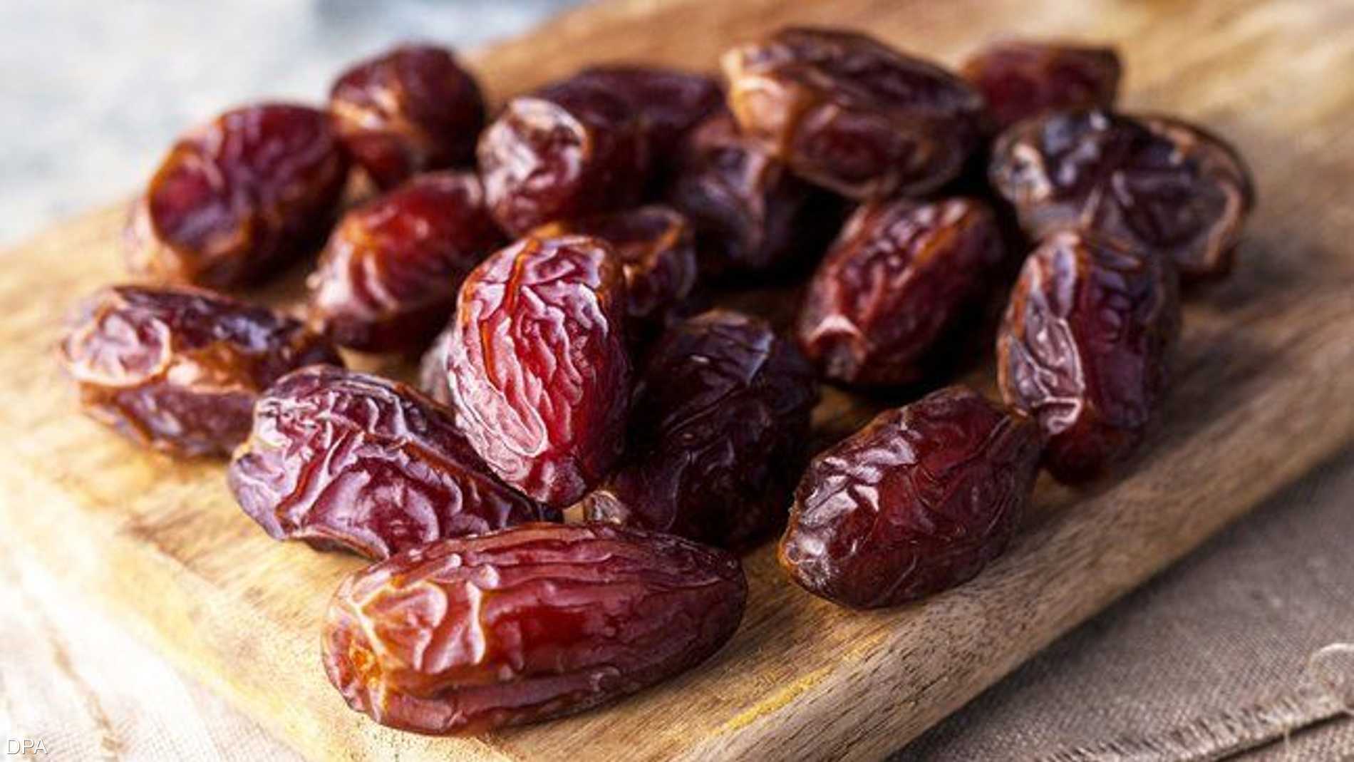 التمر بالحليب عند الإفطار.. "كنز صحي" في رمضان 