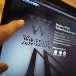 يعود أصل الخلاف إلى مادتين منشورتين على ويكيبيديا