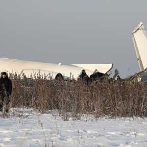 أجهزة الطوارئ تعمل على إخراج الناجين