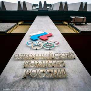 شعار اللجنة الأولمبية الروسية (ROC) على واجهة مقرها في موسكو