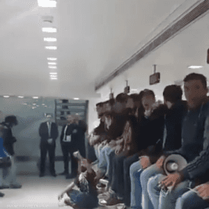 عشرات المحتجين يعتصمون داخل مصرف في ببيروت