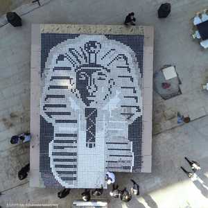 لوحة قناع توت عنخ آمون استخدم فيها 7200 كوب قهوة