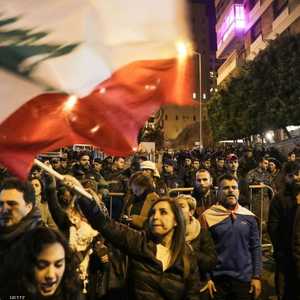 متظاهرون وقوات أمن أمام منزل حسان دياب وسط بيروت، السبت.