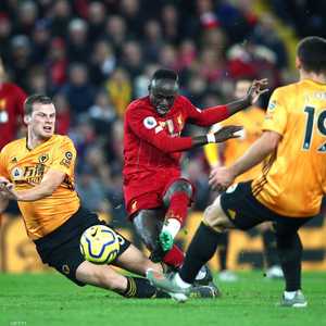 ماني في التحام صعب مع مدافعيي وولفرهامبتون