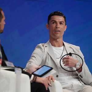 رونالدو يرتدي حليا يقترب سعرها من المليون دولار