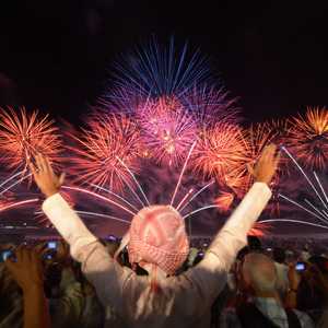 العالم ينتظر الألعاب النارية في الإمارات