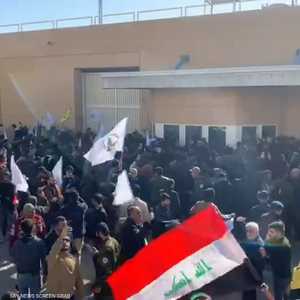 محتجون يهاجمون السفارة الأميركية في بغداد