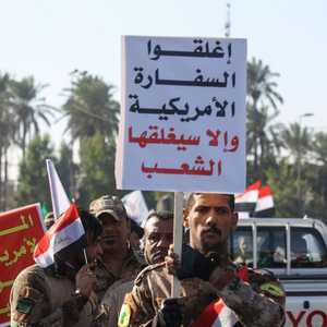 المحتجون اقتحموا مجمع السفارة وأحرقوا أعلاما أميركية.