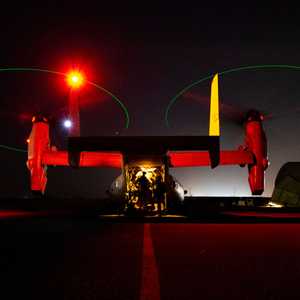 طائرة عسكرية تستعد للتوجه للعراق لحماية السفارة الأميركية.