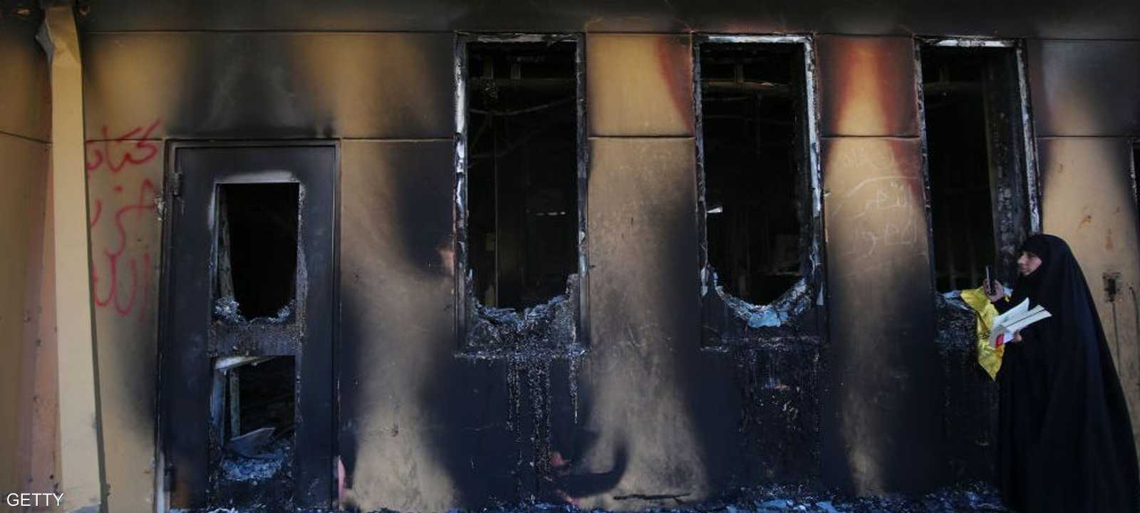 إحدى بوابات السفارة الأميركية بعد أن أحرقها المحتجون.