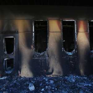 إحدى بوابات السفارة الأميركية بعد أن أحرقها المحتجون.