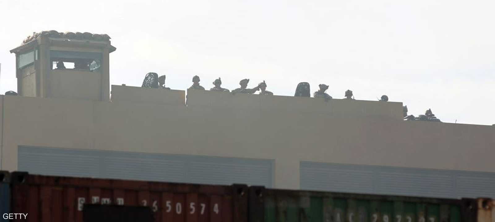 جنود من المارينز يعتلون سطح السفارة الأميركية في بغداد.