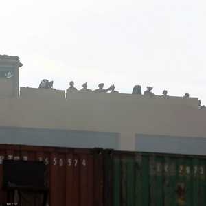 جنود من المارينز يعتلون سطح السفارة الأميركية في بغداد.