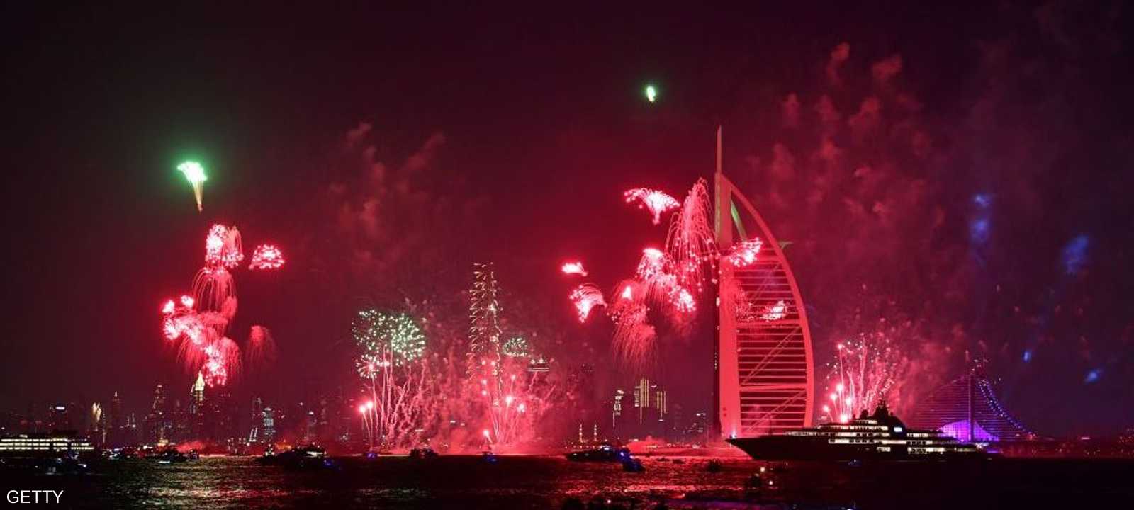 الألعاب النارية تضيء سماء دبي في ليلة رأس السنة