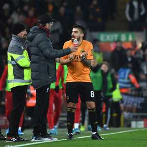 كلوب يناقش الهدف الملغى للذئاب أثناء استشارة الفار