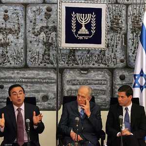 غصن خلال لقاء جمعه مع بيرس في إسرائيل عام 2008.