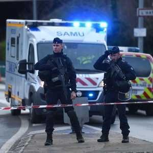 عناصر من الشرطة الفرنسية في موقع الحادث