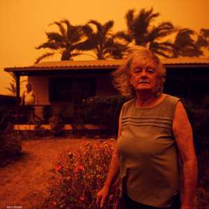 إحدى المواطنات التي قررت البقاء برغم الحرائق