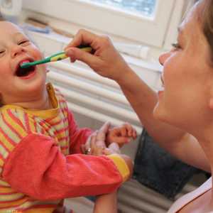 استعمال معجون يحتوي على الفلورايد لحماية الأسنان من التسوس